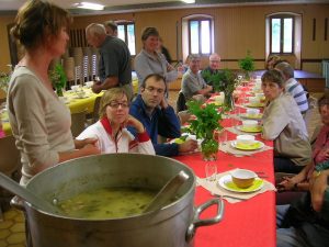 Balade contée Juillet 2009 suivie de la soupe aux cailloux ...Ca réconforte les grands....